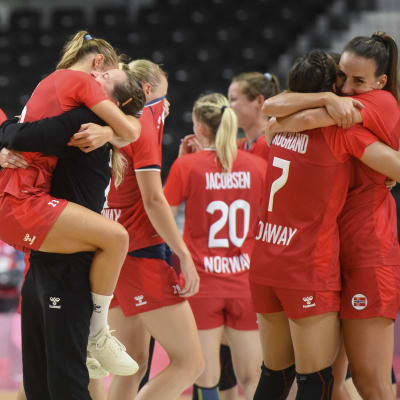 Norska spelare firar efter att ha tagit OS-brons.