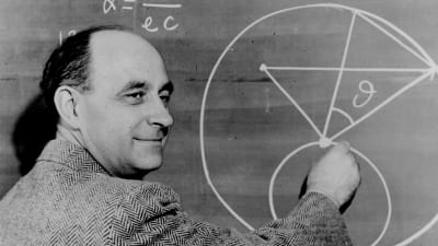 Fysikern Enrico Fermi vid svarta tavlan.