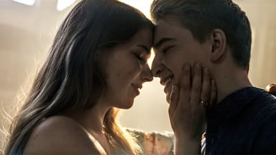 Anna Svanbäck och Henrik Pettersson i dramaserien Lola uppochner.