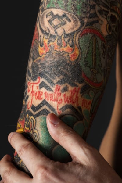 Ted Johansson visar sin arm med tatueringar.