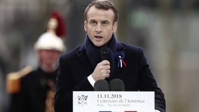 Frankrikes president Emmanuel Macron håller festtal vid Triumfbågen. 