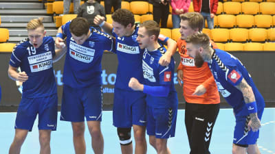 Finlands handbollslandslag höjer på stämningen inför VM-kvalmatchen mellan Finland och Cypern.
