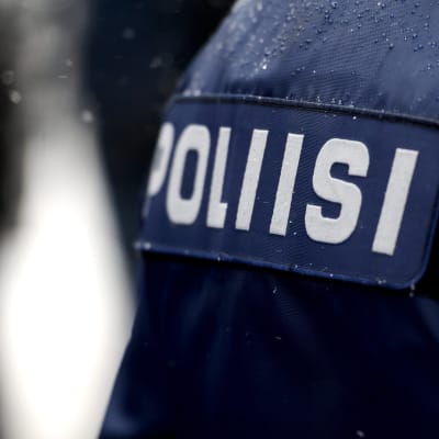 Illustrationsbild på den finländska polisens mörkblåa jacka.