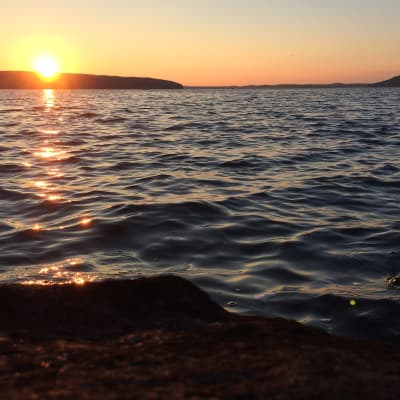 Aurinko laskee Vesijärvellä Lahdessa.