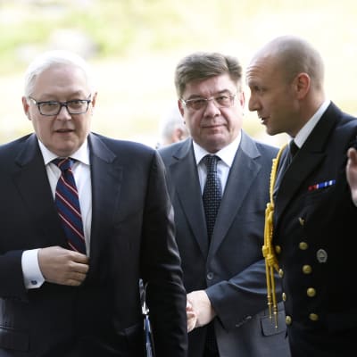 Rysslands vice utrikesminister Sergej Rjabkov och den ryske ambassadörens i Helsingfors Pavel Kuznetsov anländer till ett möte med president Sauli Niinistö