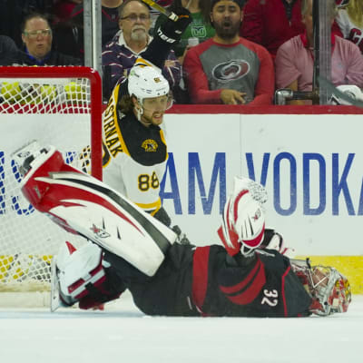Antti Raanta ligger ner på isen efter att Bostons David Pastrnak åkt in i honom.