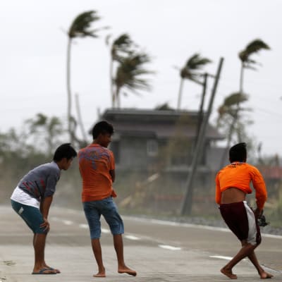Ungdomar i Baggao, Filippinerna, under tyfonen Mangkhut.