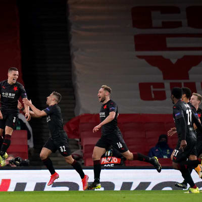 Tomas Holes hyppää ilmaan juhliessaan tasoitusosumaansa Arsenalia vastaan Eurooppa-liigassa. Joukkuekaverit juoksevat Holesin luokse juhlimaan.