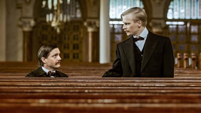 Lennart Hohenthal (Pelle Heikkilä) och Eugen Schauman (Oskar Pöysti) möts i en kyrka.