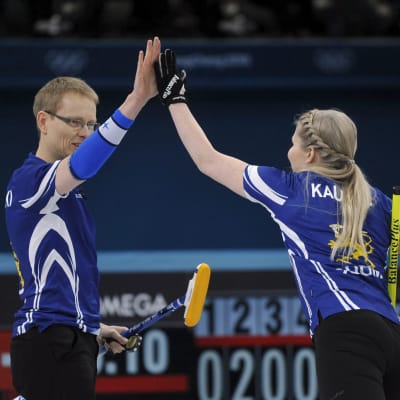 Tomi Rantamäki och Oona Kauste gör high five