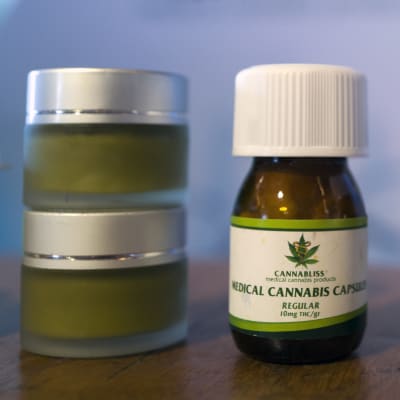 Medicinsk cannabis i små förpackningar.
