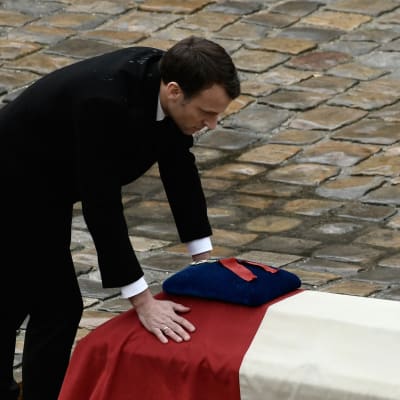 President Macron hyllar modig polis 