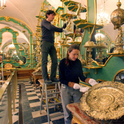 Vihreä holvi -aarekammion työntekijät puhdistavat museon kulta-aarteita.