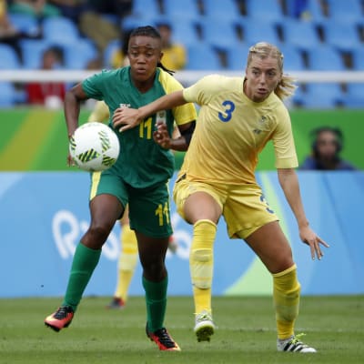 Linda Selbrant i duell med Shiwe Nogwany i OS-premiären.