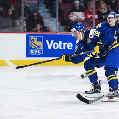 Alexander Nylander sätter in det svenska segermålet.