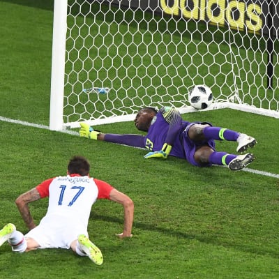 Mario Mandzukic nickar bollen i mål mot Nigeria