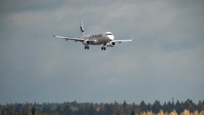 Ett Finnair-plan på väg att anlända till Helsingfors-Vanda flygplats