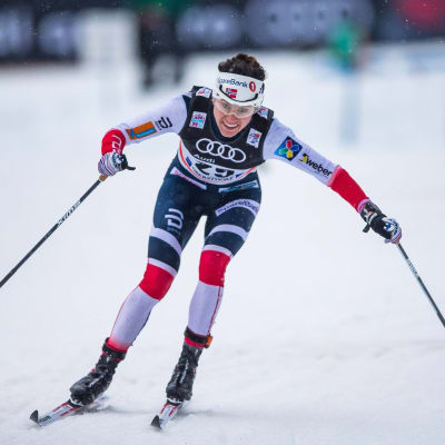 Heidi Weng åkte omkull i Oberstdorf.