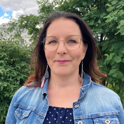 Mirva Salmela Lapin keskussairaalan edustalla.