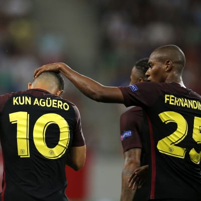 Fernandinho klappar Sergio Agüero på huvudet.