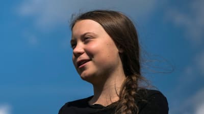 Greta Thunberg med en blå himmel i bakgrunden.