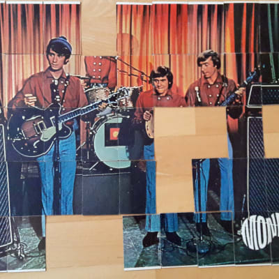 The Monkees som var en TV-serie som också sändes i Finland i slutet av 60-talet. De s.k. Monkees tuggummina blev populär också i Finland och om man lyckades samla alla 55 bilder så blev det en hel affisch. På bilden saknas flere stycken.