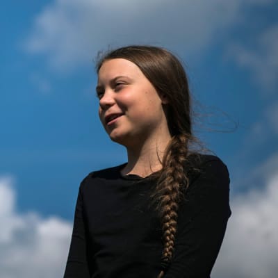 Greta Thunberg med en blå himmel i bakgrunden.