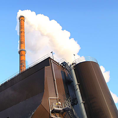 Jyväskylän Energian voimalaitoksen piipusta tupruaa savua