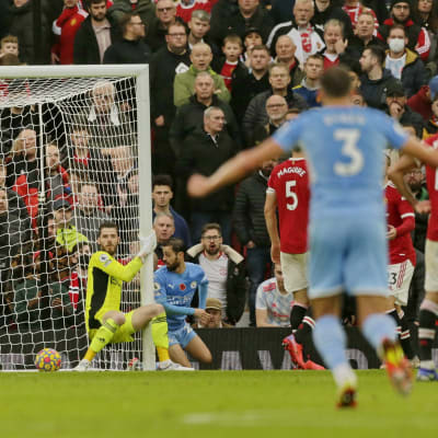 Manchester City on juuri iskenyt maalin ohi hölmistyneen näköisen David de Gean.