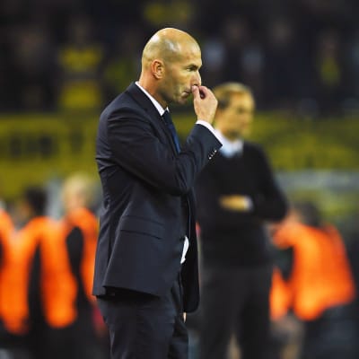 Zinedine Zidane mietteliäänä kentän laidalla.