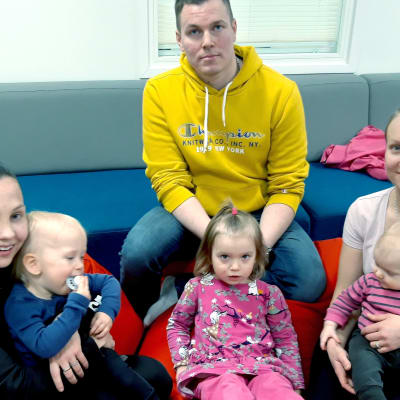 Tiia Ikäheimonen (vas.) ja runsaan vuoden ikäinen Leo, Jani Hartikainen, 3-vuotias Ninni Pohjola sekä Tiia-Maria Pohjola ja Eevi 7 ,5 kuukautta ovat Siilinjärven Vuorelan avoimen päiväkodin vakiokävijöitä.