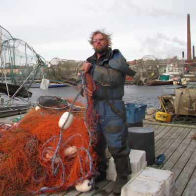 Kotkalaisen kalastaja Antero Halosen pyydykset ovat jo maissa. Uusi lohenpyyntikausi käynnistyy ensi keväänä. 