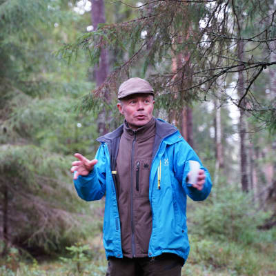 Carl-Johan Jansson undervisar i skogen.