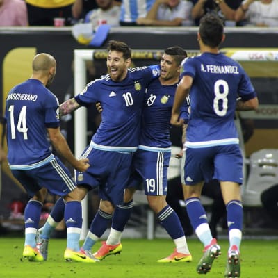 Argentina-spelare är glada över Lionel Messis mål och målrekord.
