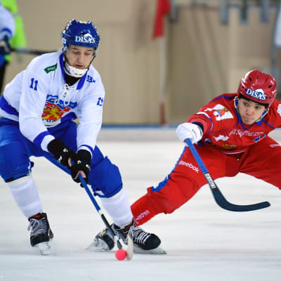 Markus Kumpuoja kämpar om bollen med  Almaz Mirgazov