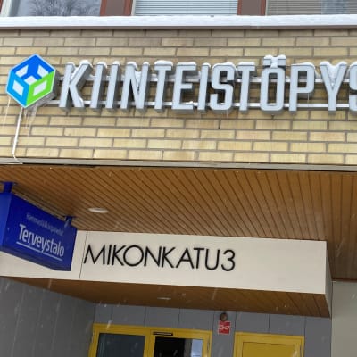 Kiinteistöpysäkki-isännöintitoimiston luminen kyltti Mikkelissä.