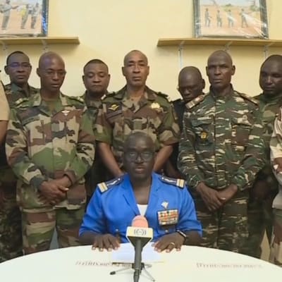 En grupp officerare i Niger meddelade i ett tv-tal att de gjort slut på president Mohamed Bazoum styre. Armétalesmannen Amadou Abdramane längst fram. 