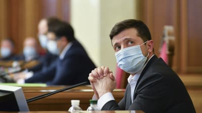Ukrainas president Volodomyr Zelenskyi iförd ansiktsmask i Ukrainas parlament