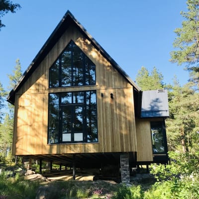 Ett trähus i skogen.