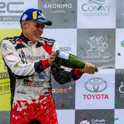 Ott Tänak sprutar champagne. 