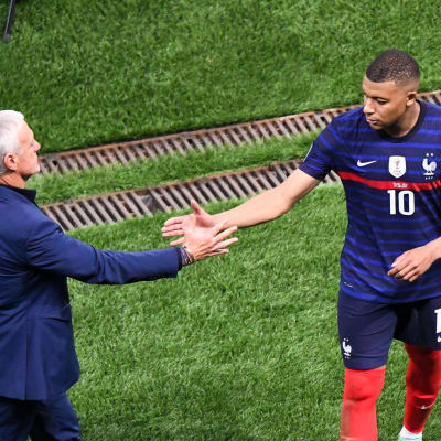 Didier Deschamps lohduttaa Kylian Mbappea EM-kisojen neljännesvälierän jälkeen Bukarestissa 28. kesäkuuta 2021.