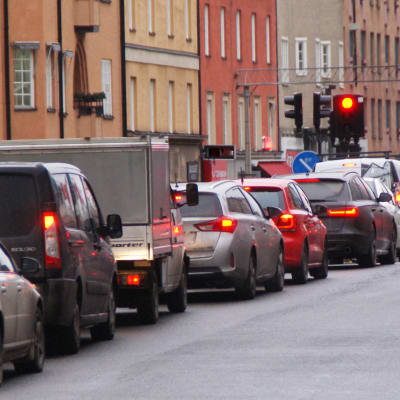 Bilkö vid rött trafikljus i stadsmiljö.