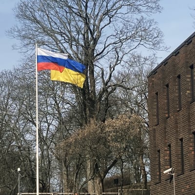 Rysslands och Ukrainas flaggor bredvid varann utanför ryska konsulatet i Åbo.