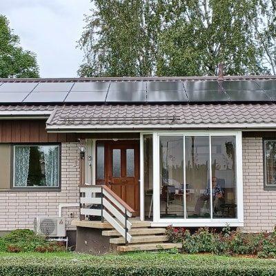 Ett egnahemshus med solpaneler på taket