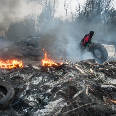 Proryska aktivister bygger vägspärr nära Slavjansk i östra Ukraina.