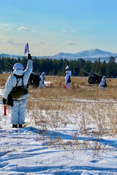 Ryskt artilleri övar på ett snöigt fält i Burjatien i februari 2022.