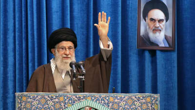 Ayatolla Ali Khamenei höll sin fredagspredikan med ett porträtt på med ett porträtt på ayatolla Khomeini - den iranska revolutionens ledare - i bakgrunden. 