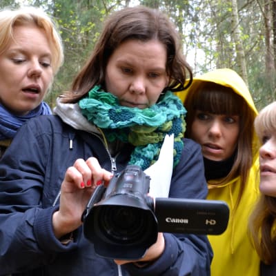 Sonja Ahlfors, Joanna Wingren, Alma Pöysti och Edith Holmström i Radioteaterns "Stabat mater".