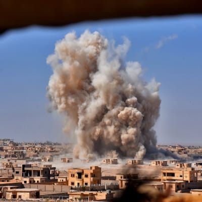 Hårda strider pågår i den syriska staden Deir ez-Zor som belägrats av IS sedan år 2014.