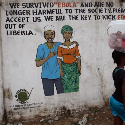 Väggmålning i Liberia efter att landet förklarades ebolafritt första gången. "Vi överlevde Ebola och är inte längre skadliga för samhället, acceptera oss. Vi är nyckeln till att ge Ebola sparken från Liberia.